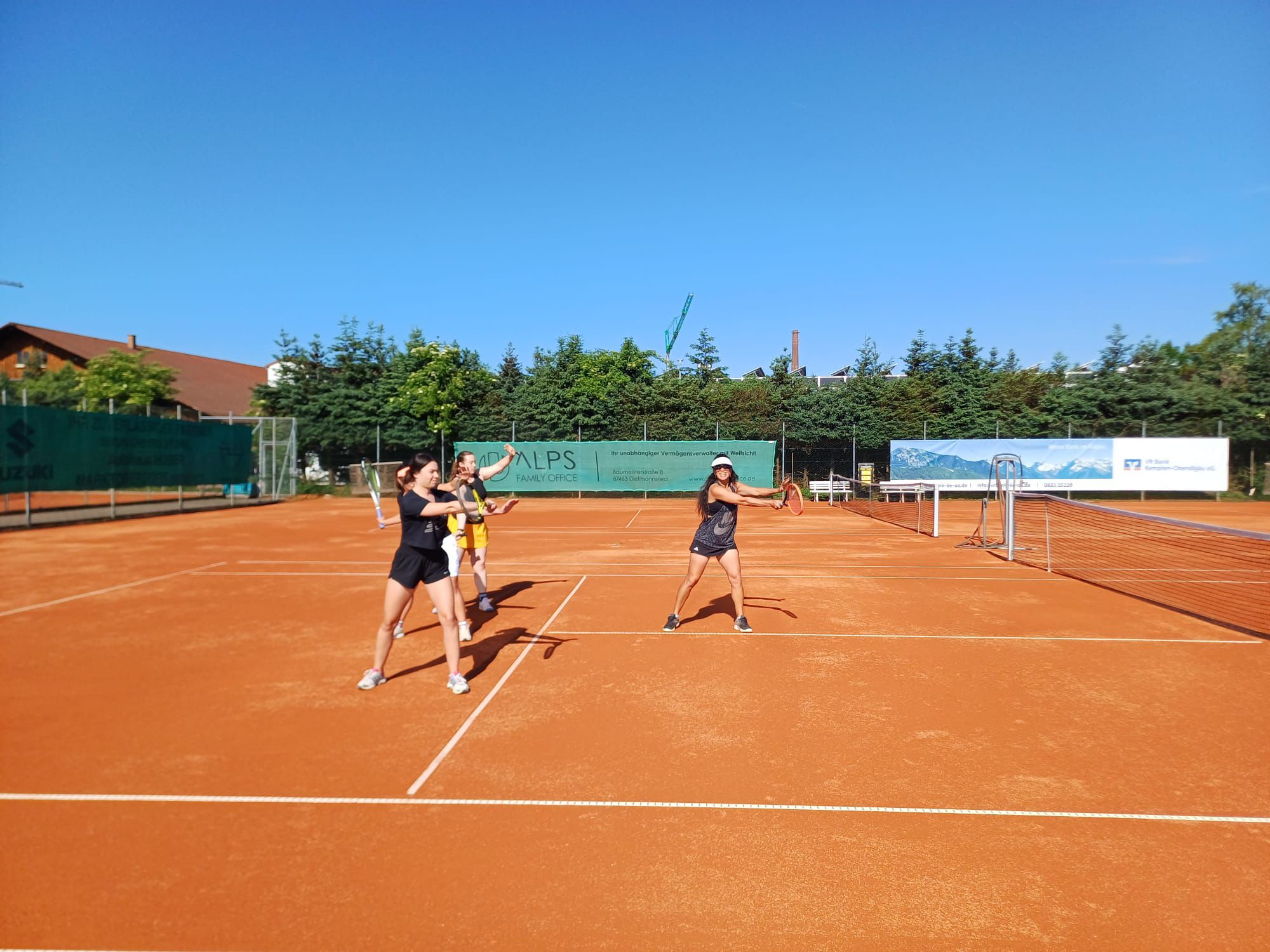 Tennis Anfängerkurs Kempten Allgäu – Teilnehmerinnen beim Training auf dem Sandplatz TSV Kottern